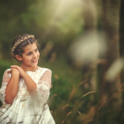 Mirada de ilusión de una niña en su día de comunión