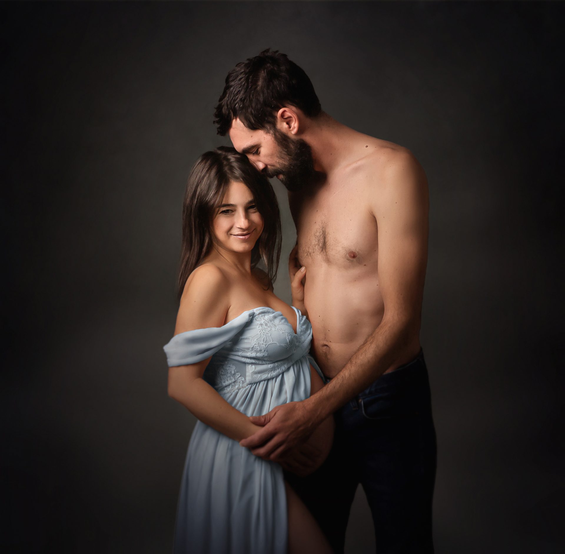 Sesión íntima de maternidad en pareja en estudio de Bizkaia