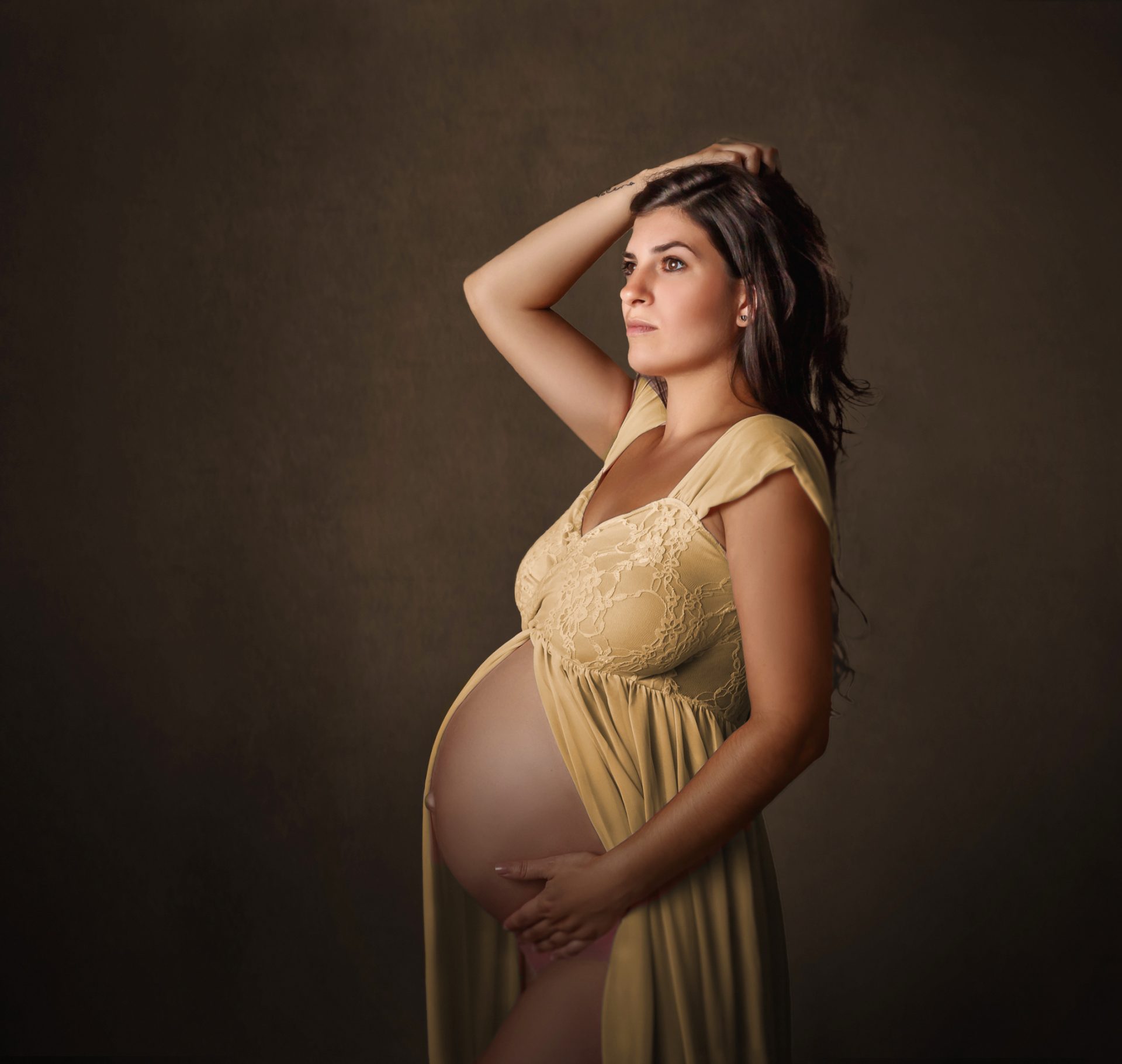 Embarazada posando en estudio minimalista en Barakaldo