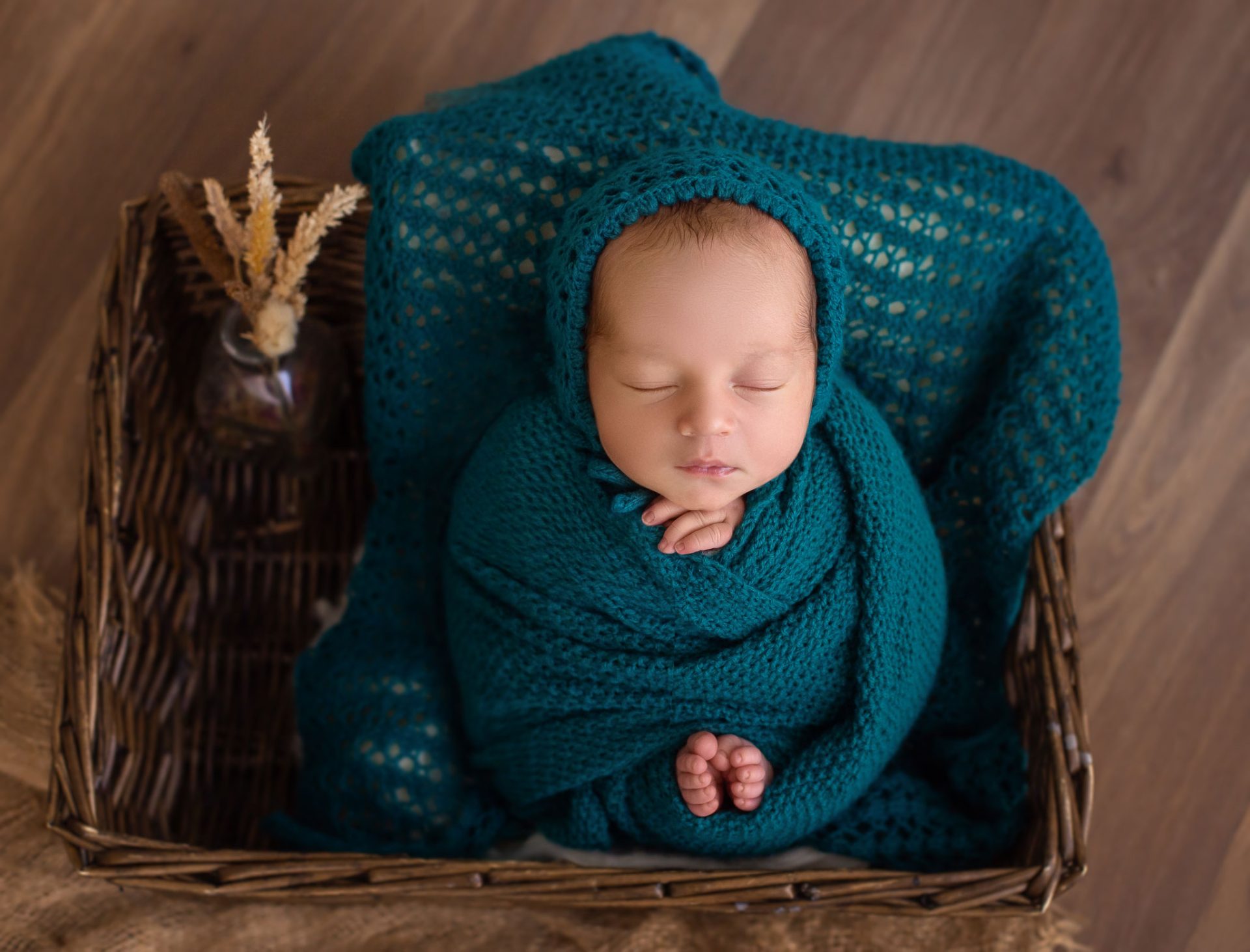 Retrato artístico de bebé con decoración floral en Bizkaia