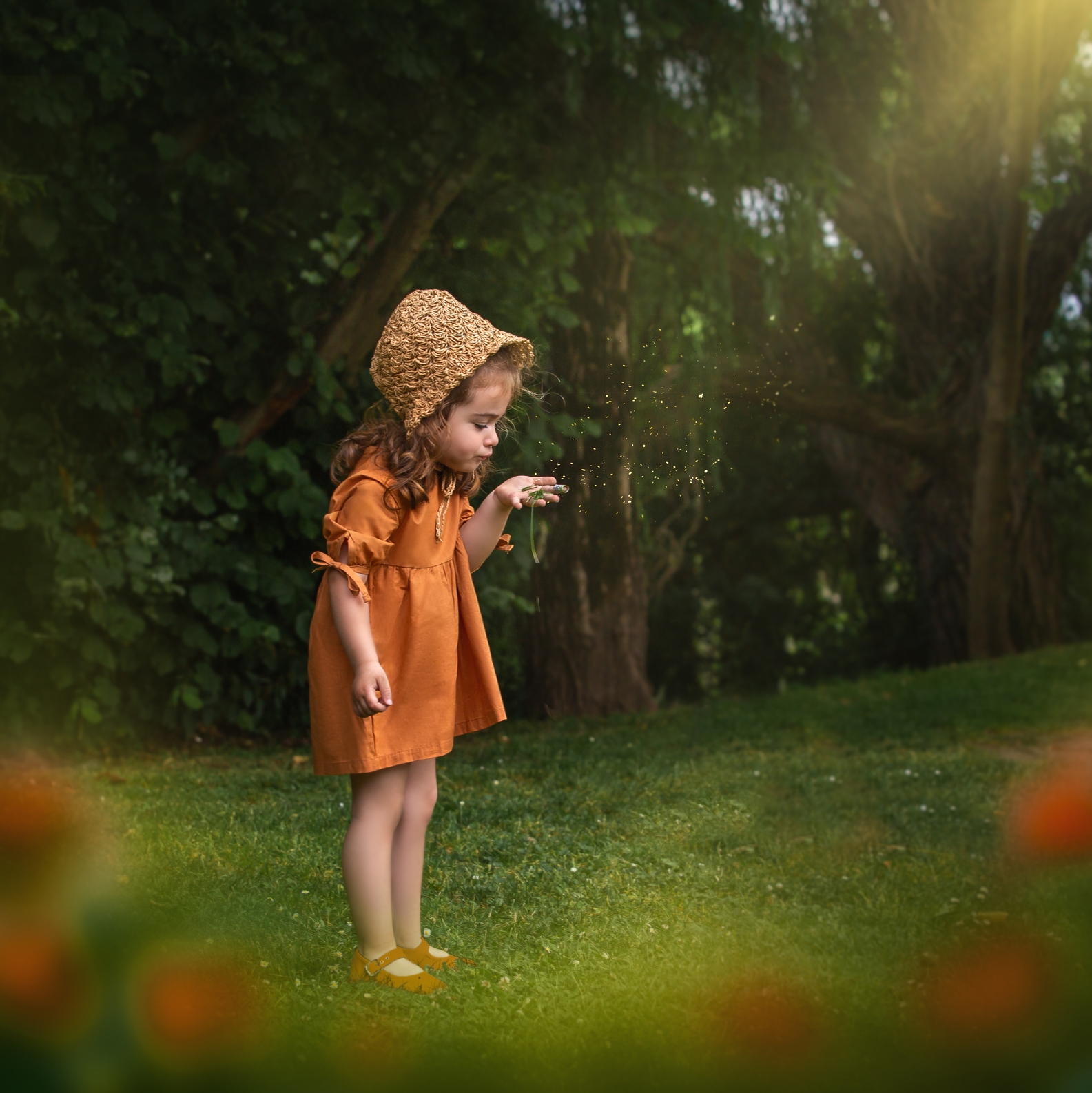 Niña en un bosque de Bizkaia al atardecer