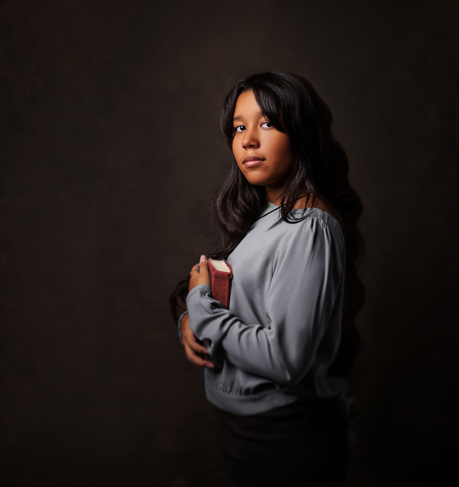 Retrato fine art de adolescente con libro en estudio