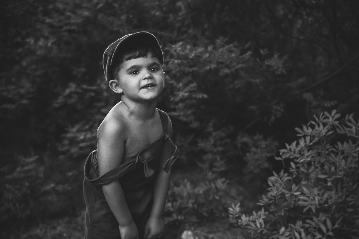Retrato infantil en la naturaleza, con niño en ropa vintage, en Bizkaia