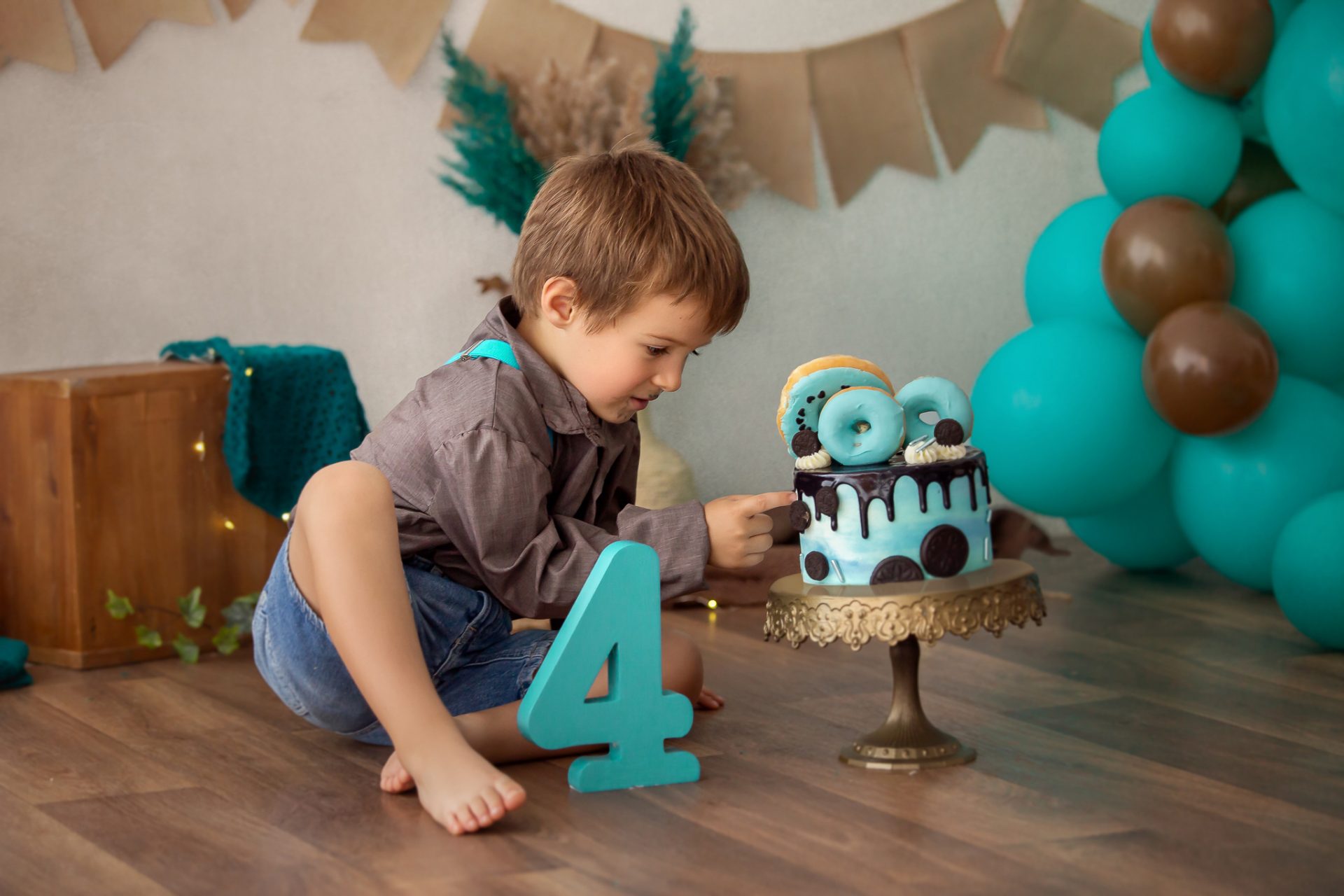 Sesión smash cake infantil con niño de varios años y temática alegre