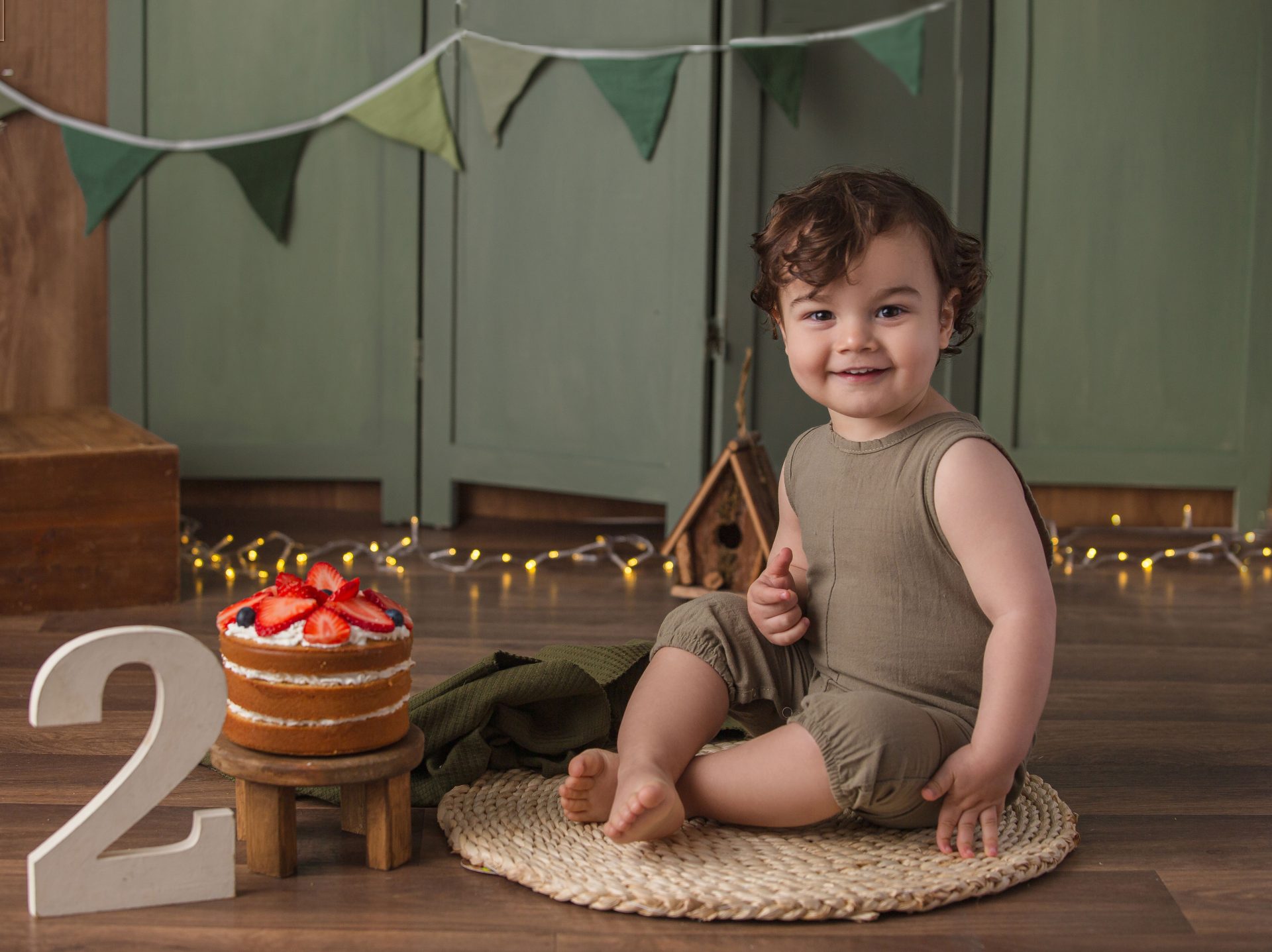 Sesión infantil smash cake con niño y colores verdes