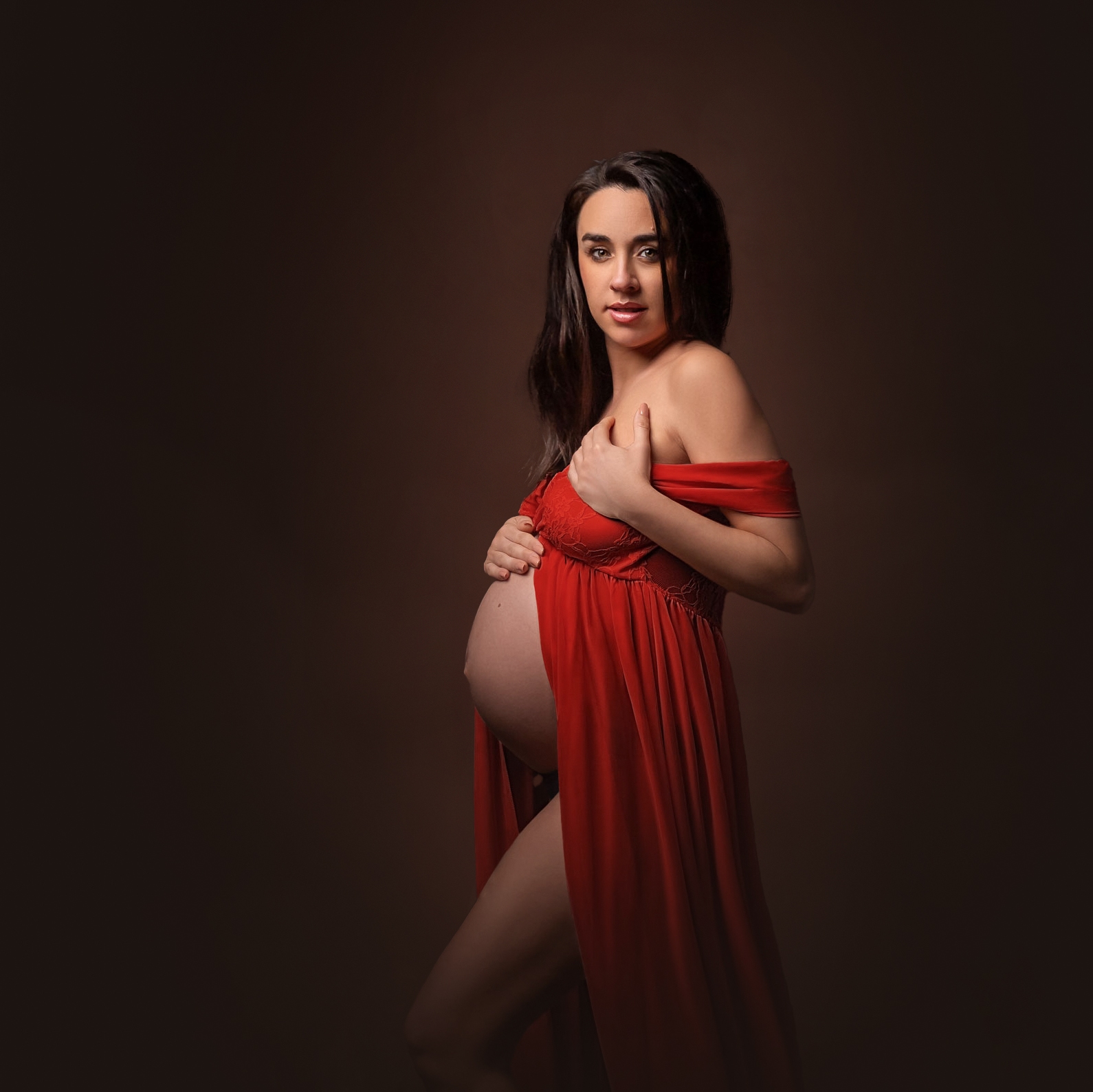 La elegancia natural de una futura madre en su momento más especial