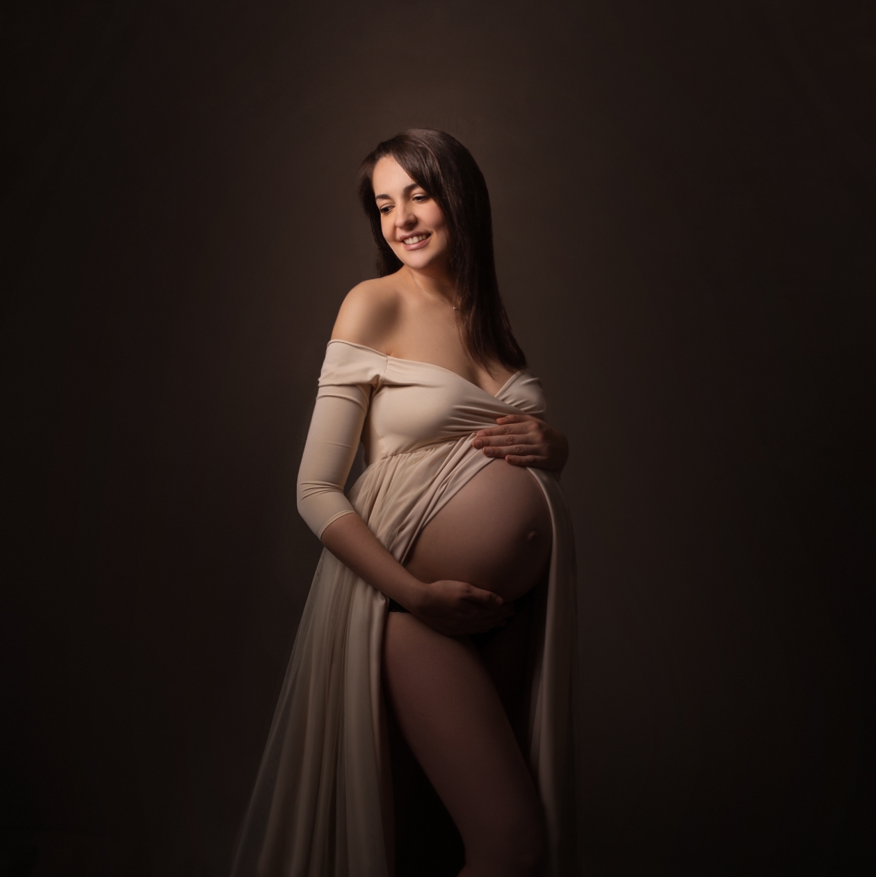 Fotografía premamá elegante en estudio de Barakaldo