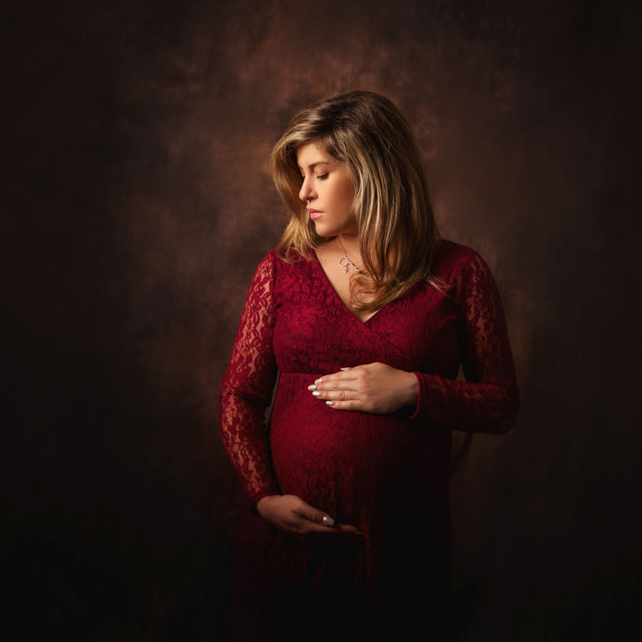 Mujer embarazada radiante en estudio profesional en Barakaldo