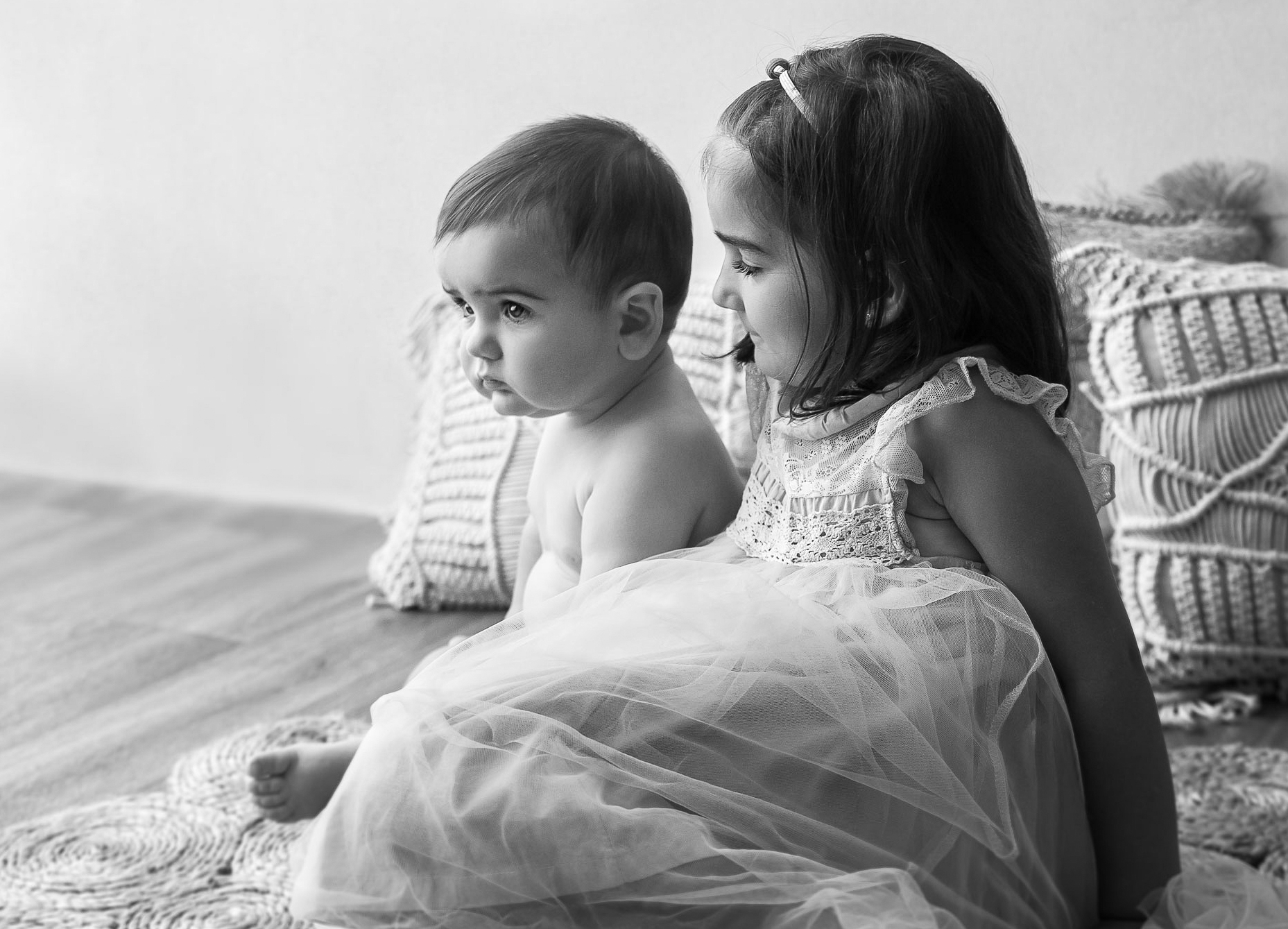 retrato en blanco y negro de dos hermanos tomado en estudio