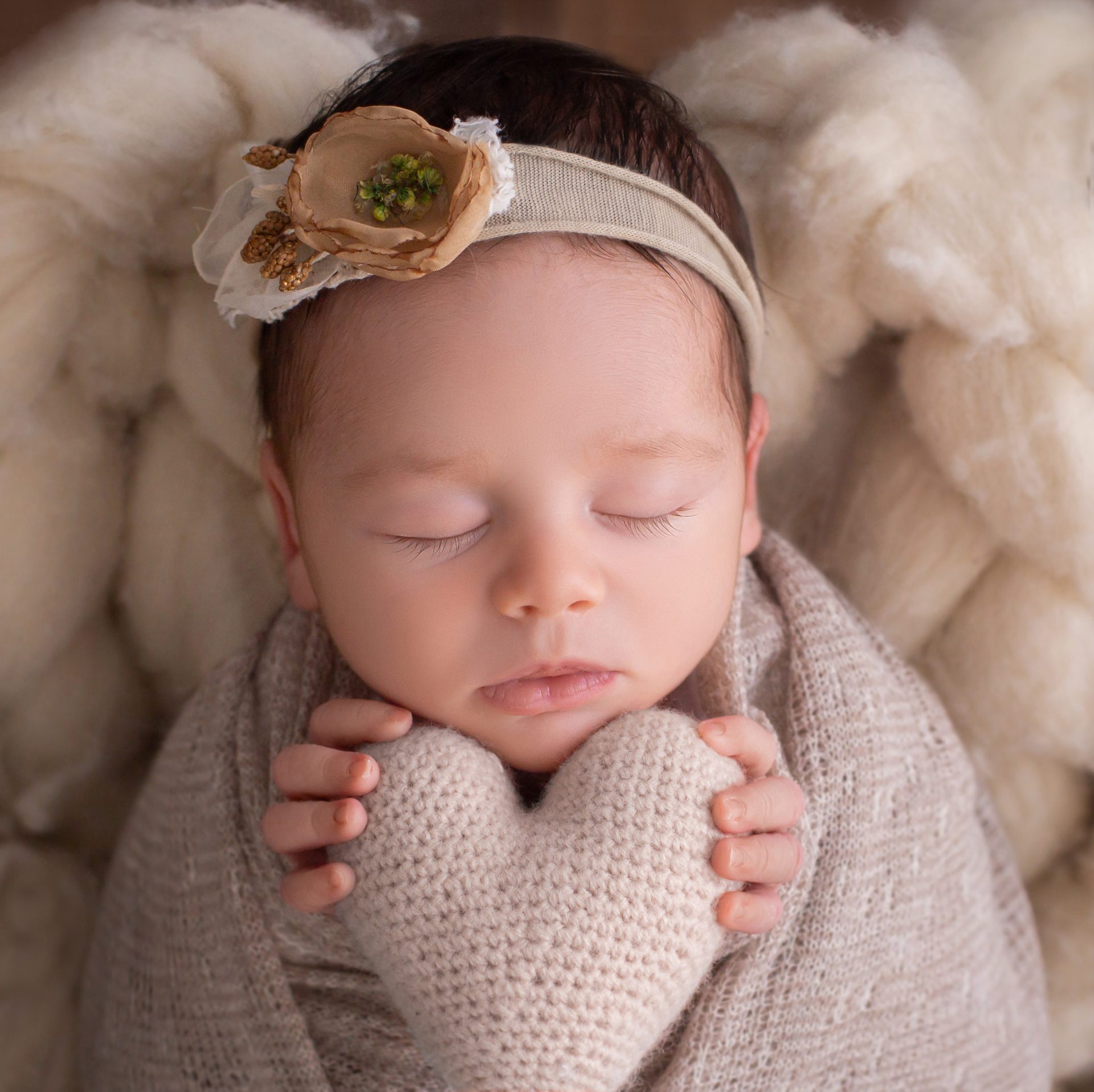 Bebé recién nacido abrazado a peluche en estudio