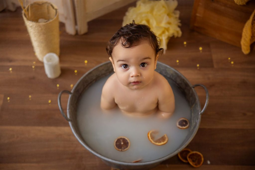 Cake Smash en estudio infantil en Barakaldo, niño con decoración sencilla
