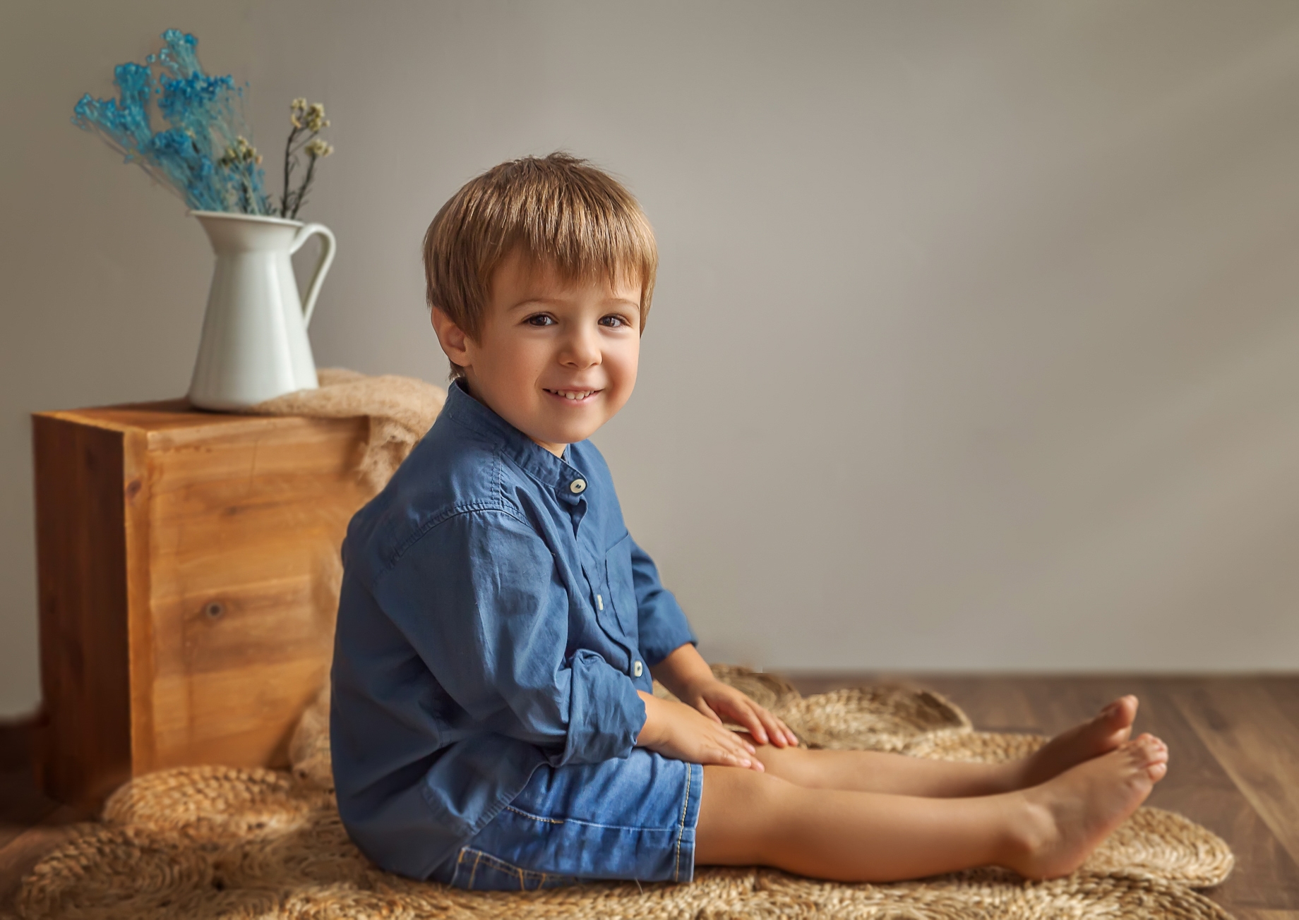 Niño pequeño en estudio con fondo neutro, sesión de fotos en barakaldo