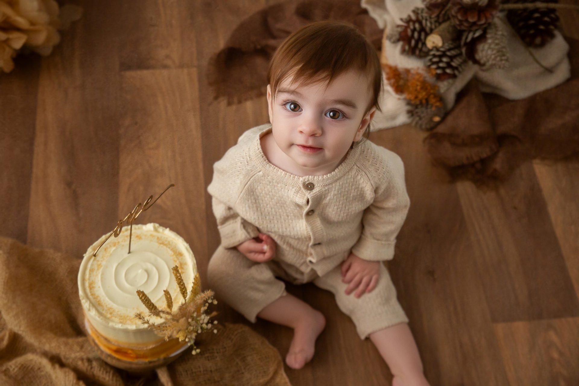 Bebé riendo con manos llenas de pastel en Barakaldo
