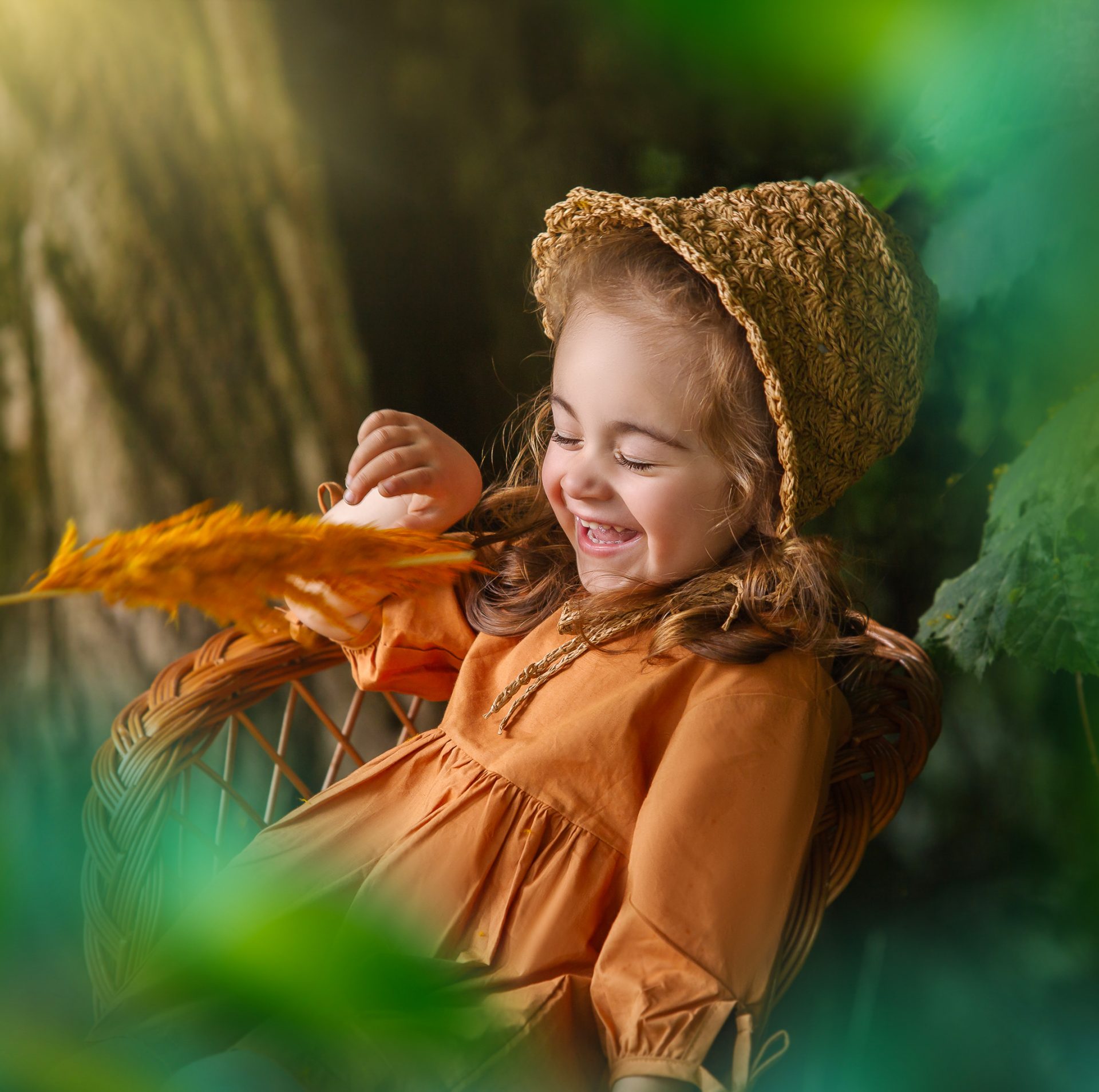Niña con vestido antiguo riendo en reportaje al aire libre en Getxo