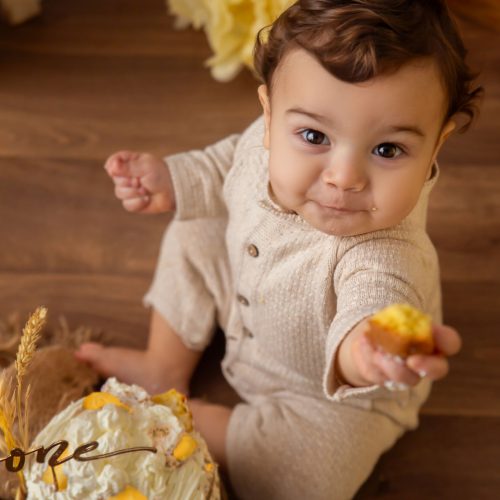 Fotografía Cake Smash con bebé riendo en Bizkaia