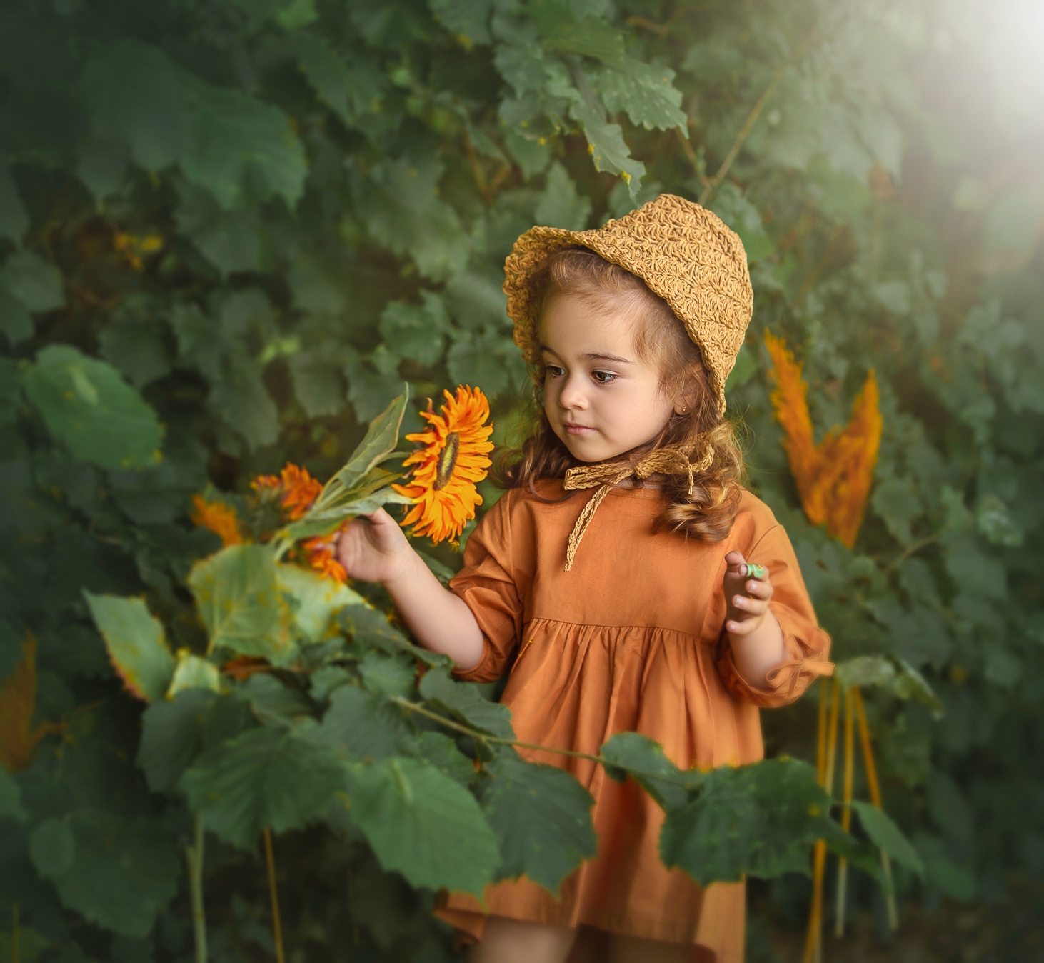 Retrato de niña con vestido mostaza y girasol, contraste de colores verde y mostaza