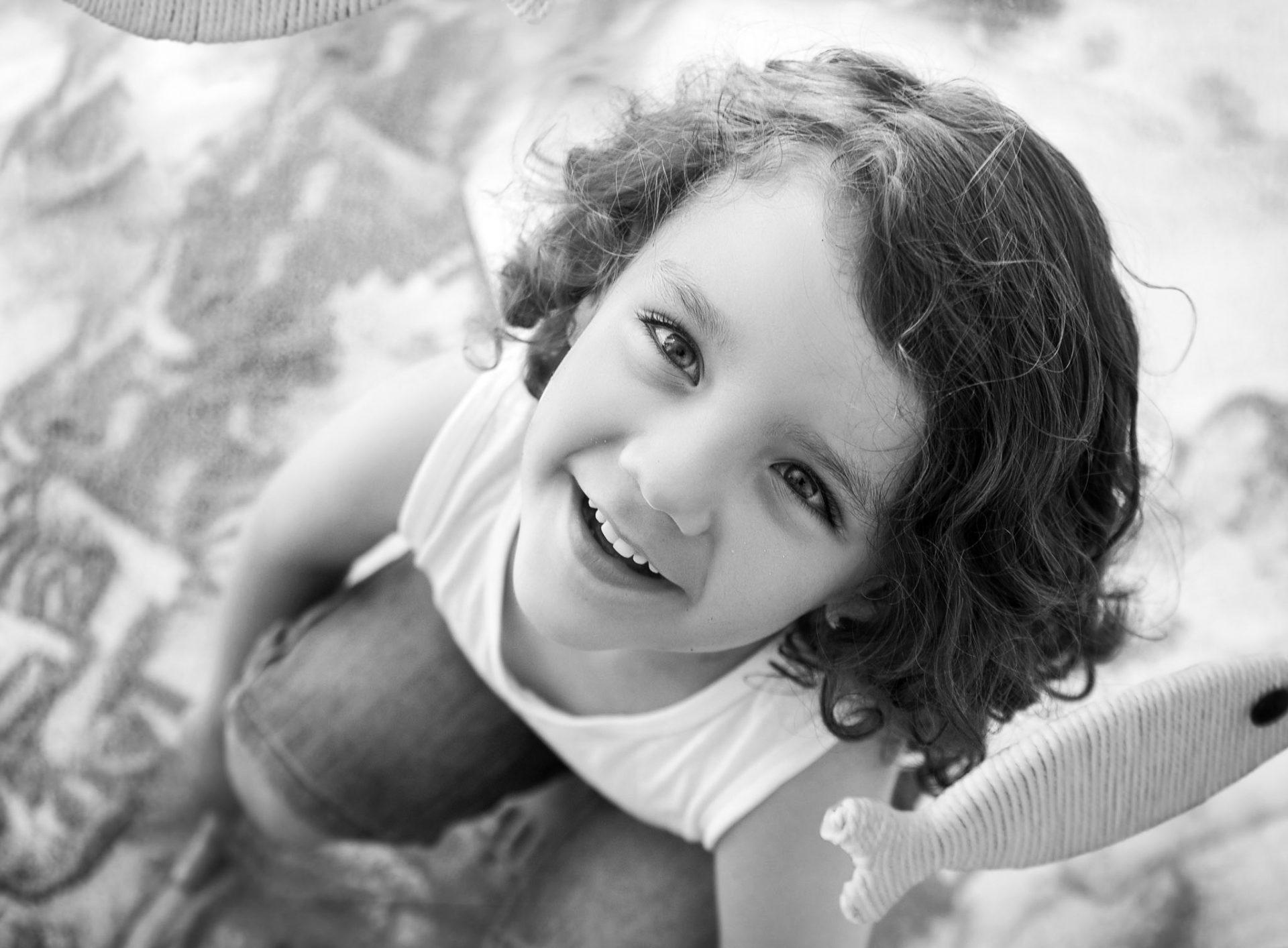 Retrato en blanco y negro de niño en estudio fotográfico en Barakaldo