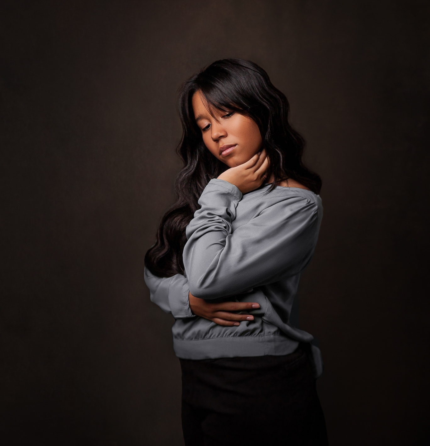 Retrato íntimo de joven latina en sesión pensada como recuerdo personal