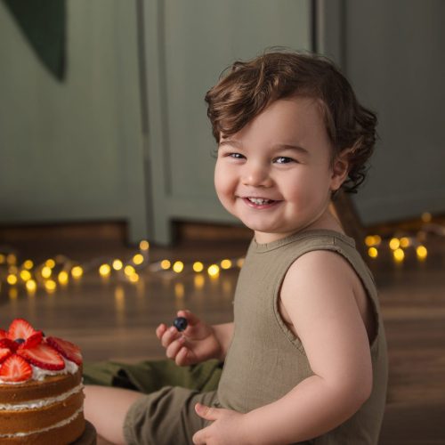 Sesión smash cake de niño de 2 años con decoración verde