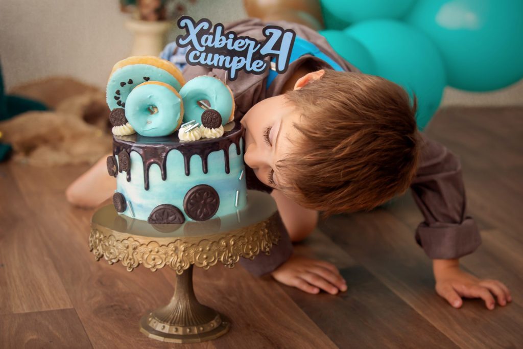 Fotografía Cake Smash con decoración minimalista en Barakaldo