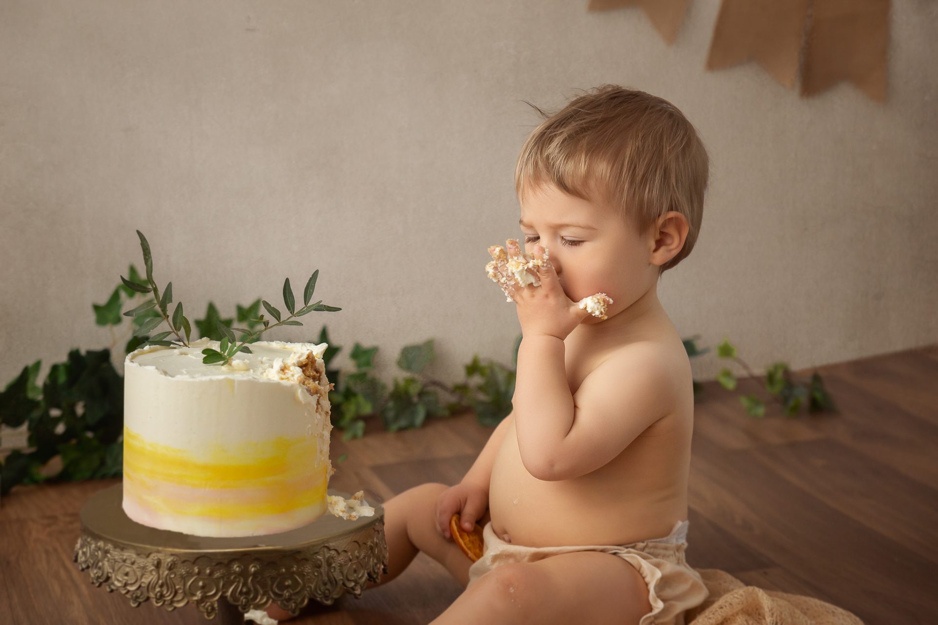 Sesión de fotos de cumpleaños con fondo neutro