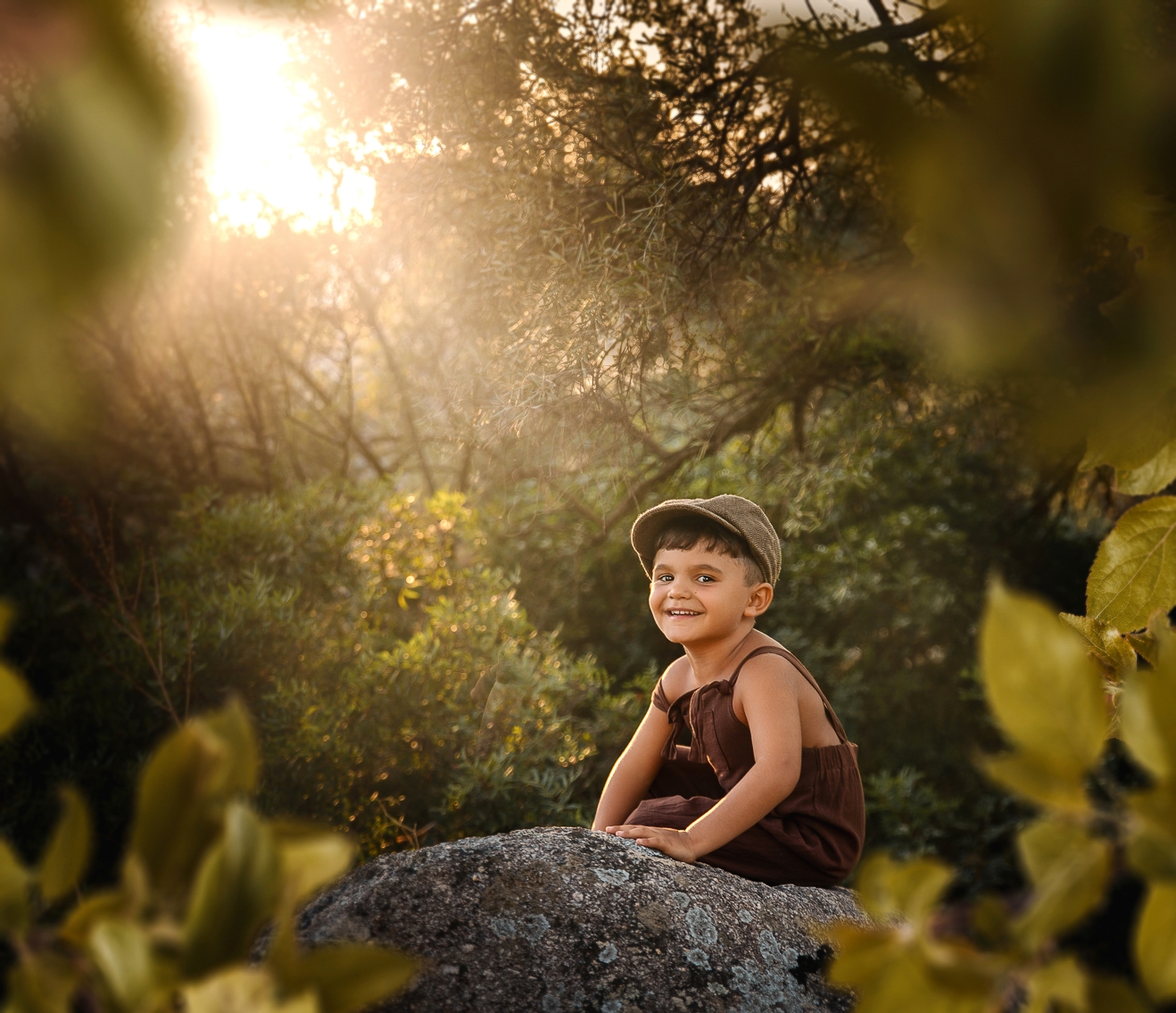 Sesión de fotos de inspiración vintage con niño en entorno natural en Bizkaia