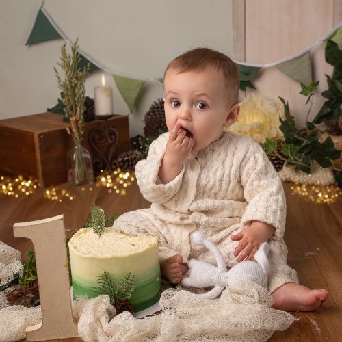 Niño de 1 año en sesión smash cake con decoración navideña