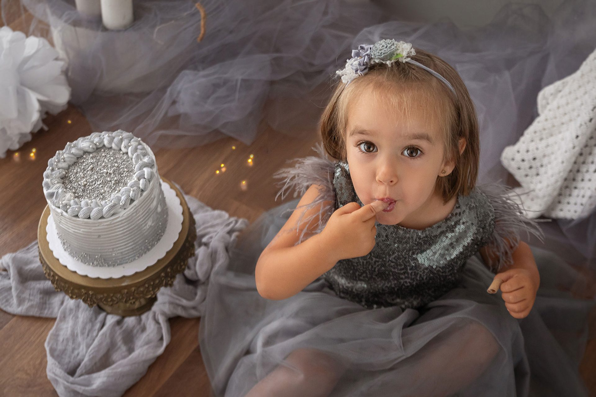 Sesión de fotos de cumpleaños con fondo neutro en Barakaldo