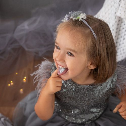 Niña con diadema rosa en sesión de fotos de primer cumpleaños en Bizkaia