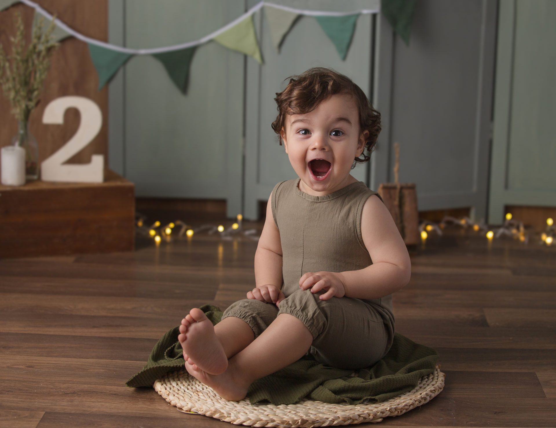 Niño disfrutando su primer pastel en sesión de fotos en estudio