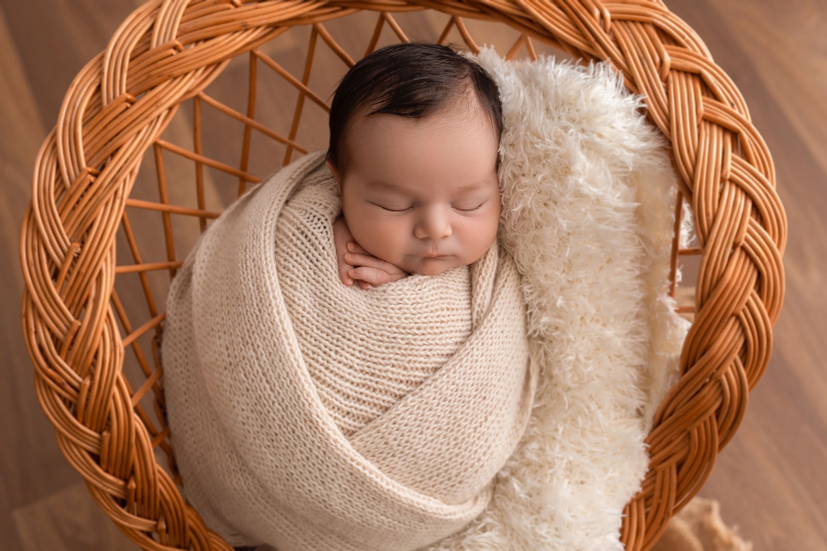 recién nacido dormido envuelto en manta suave