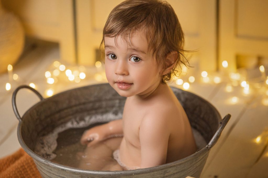 niño en la bañera en su sesión de cumpleaños