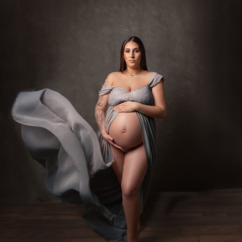 Fotografía de maternidad Fine Art con telas en movimiento en Barakaldo