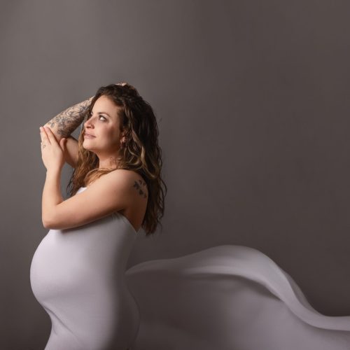 Sesión de fotos de maternidad estilo minimalista en estudio