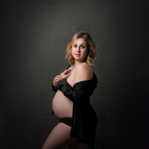 Sesión de fotos de embarazada en estudio profesional en Bilbao