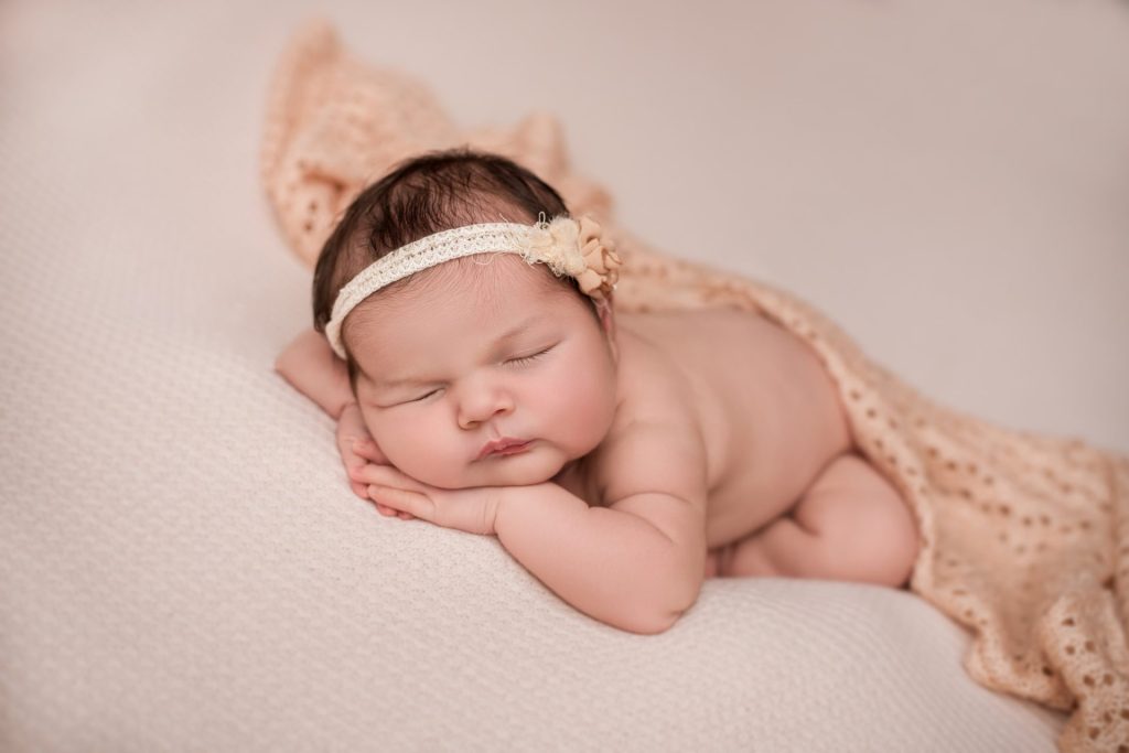 Fotografía newborn minimalista con gorrito y tonos naturales en Barakaldo