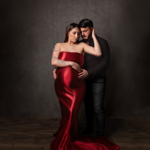 Fotografía de embarazo en pareja con vestidos de gasa en Barakaldo