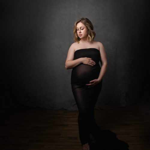 Sesión premamá artística en estudio de fotografía en Barakaldo