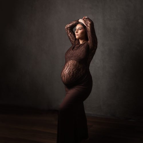 otografía premamá elegante con vestuario de estudio en Bizkaia