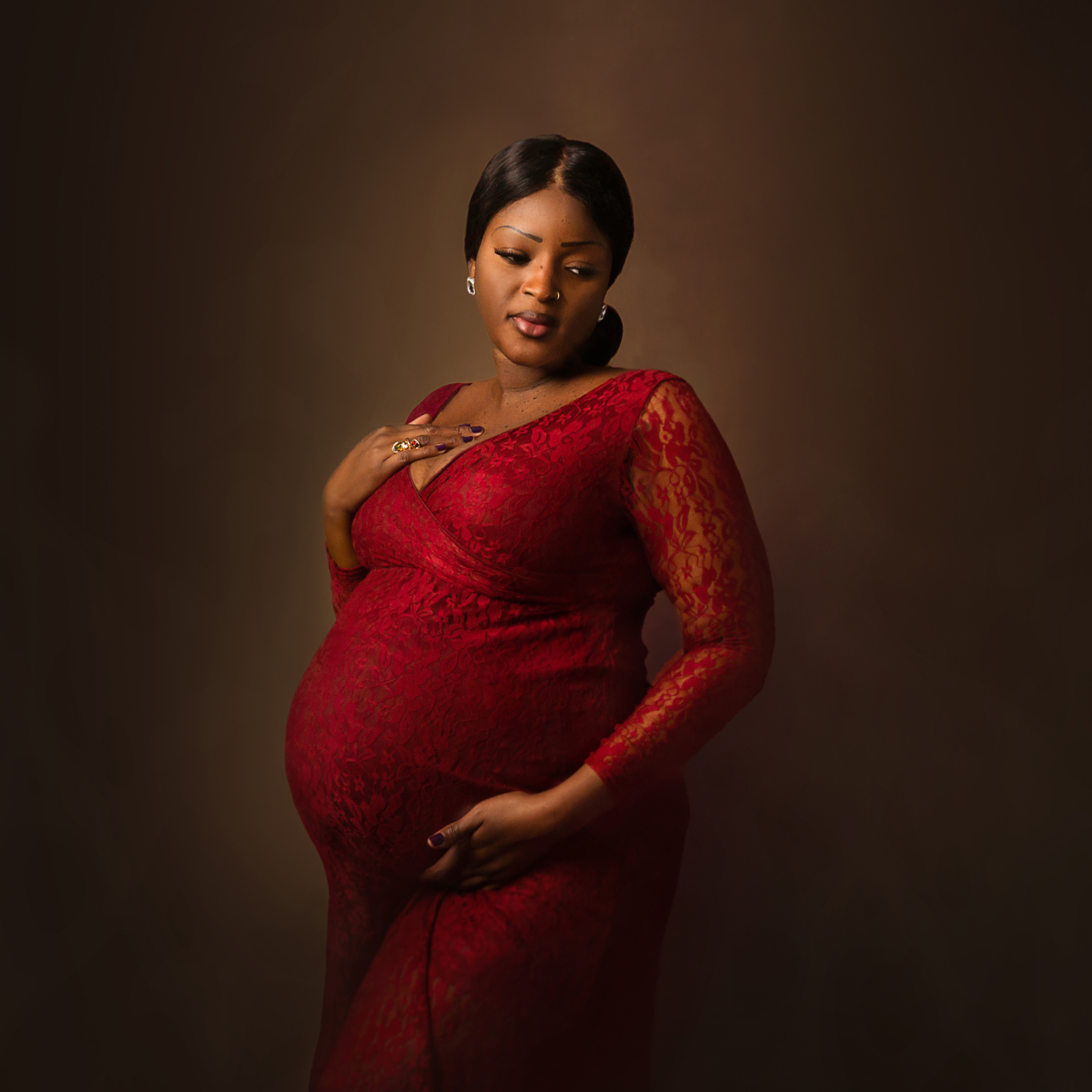 Mujer embarazada posando con fuerza y dulzura en estudio profesional